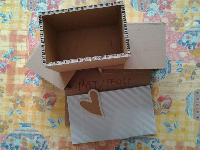 Prima una bella scatola grezza di cartone di ampio spessore  - che mi è stata fornita dalla mia amica Baiardina...